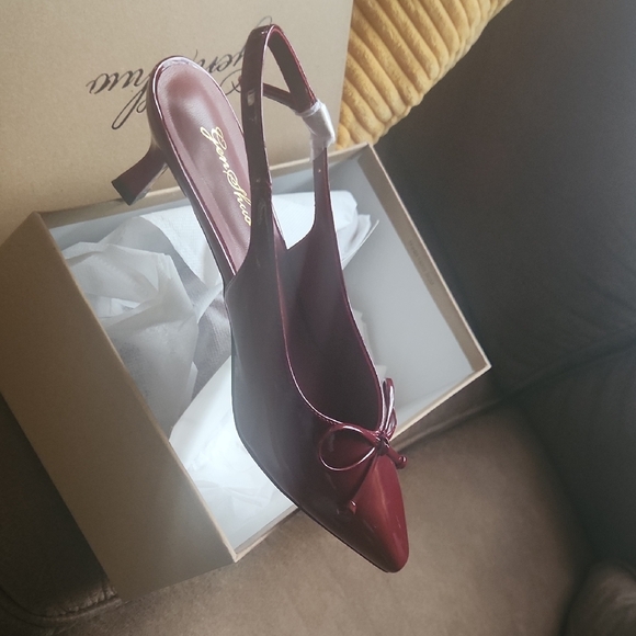 Genshuo Burgundy Patent Flats with Bow - Picture 2 of 10
